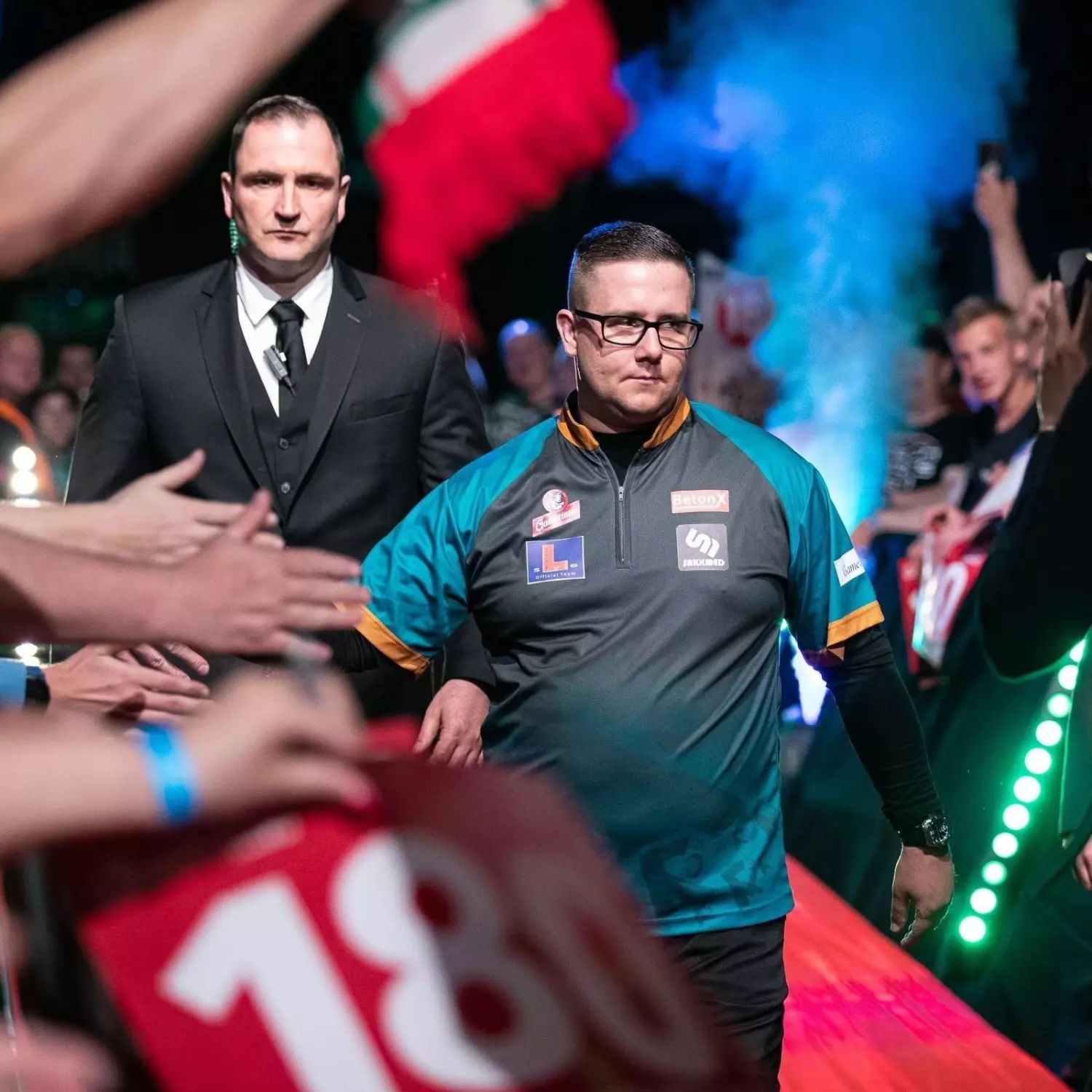 Borítókép – A horgaszhelyek.hu a Darts Világbajnokság színpadára lép – büszkén támogatjuk Kovács Patrikot!